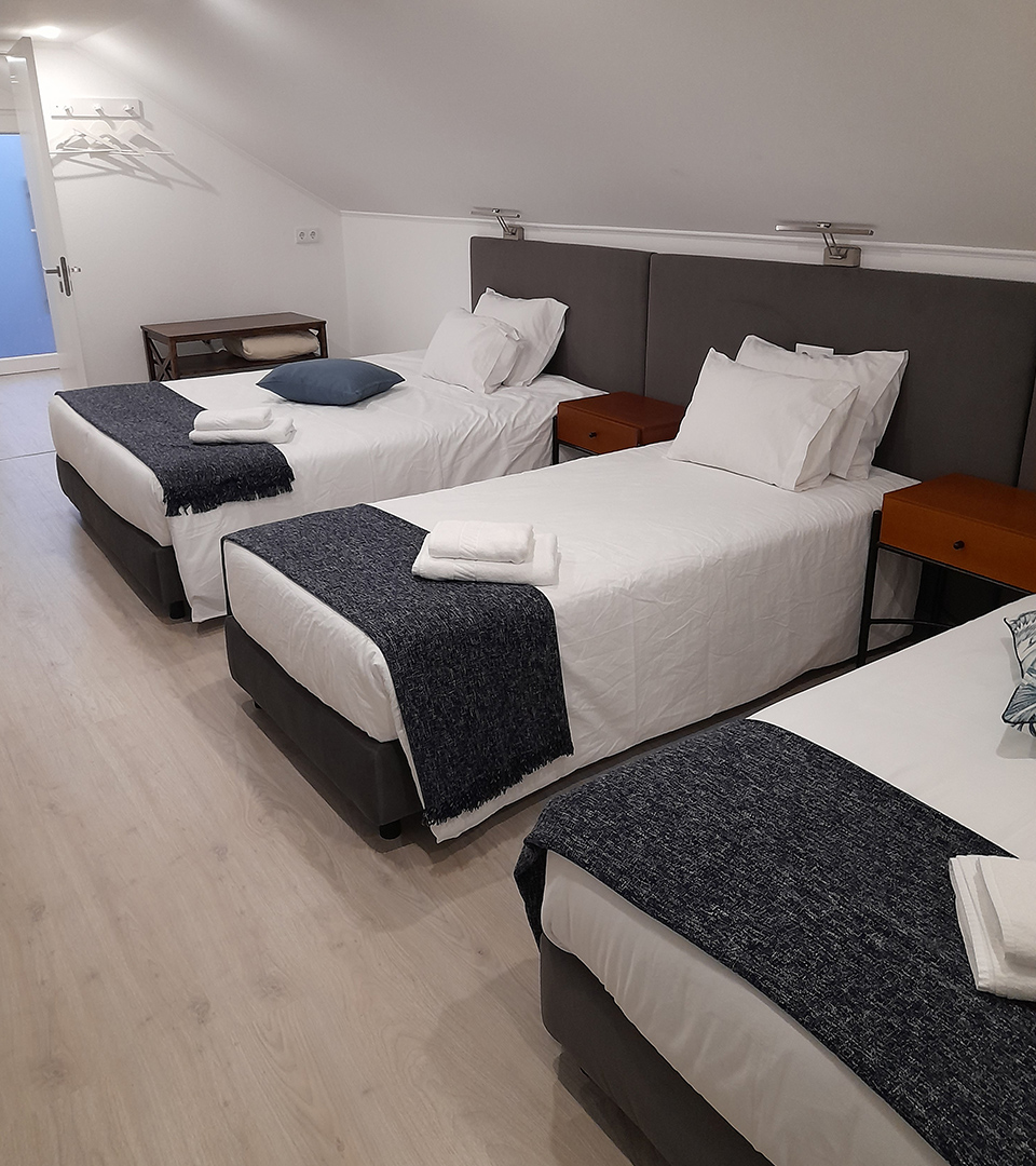 Foto 1, 1 x Cama de casal + 2 x Cama de solteiro | Hall 92